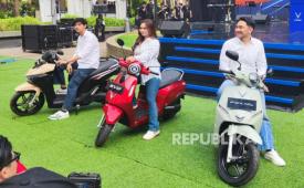 Tiga motor listrik Vinfast yang diumumkan harga resminya di Jakarta, Sabtu (18/7/2026), VinFast Feliz II (kanan), VinFast Evo (tengah), dan Vinfast Viper.. 