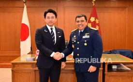 Menhan Jepang Shinjiro Koizumi dan Kabaloghan Kemenhan Marsdya Yusuf Jauhari.
