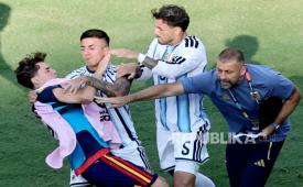 Para pemain Argentina dan Spanyol terlibat keributan usai pertandingan final Piala Dunia FIFA 2026 antara Spanyol dan Argentina di New Jersey, AS, 19 Juli 2026. 