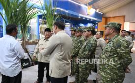 Presiden RI Prabowo Subianto didampingi Panglima TNI Jenderal Agus Subiyanto dan tiga Kepala Staf Angkatan menghadiri panen raya di Lanud Abdulrachman Saleh, Kecamatan Pakis, Kabupaten Malang, Jawa Timur, Jumat (17/7/2026).