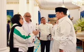 Presiden Prabowo Subianto bersama Kepala BGN Nanik Sudaryati Deyang dan Asisten Khusus Presiden Dirgayuza Setiawan.
