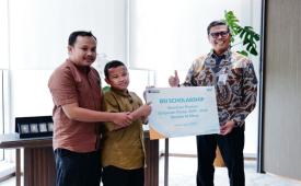 Direktur Utama PT Bank Syariah Indonesia Tbk (BSI) Anggoro Eko Cahyo (kanan) menyerahkan beasiswa kepada Ibrahim Al Abrar, talenta IT cilik asal Boyolali yang mendapat apresiasi dari NASA.