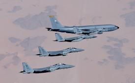 Jet tempur F-15C milik Angkatan Udara AS dari Pangkalan Udara Pangeran Sultan terbang bersama jet F-15SA Angkatan Udara Kerajaan Saudi selama penerbangan sorti terpadu di Kerajaan Arab Saudi, 25 Juni 2020.