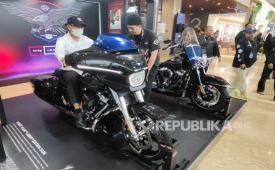Harley-Davidson Street Glide Liberty Edition (kiri) dan Harley-Davidson Heritage Classic Liberty Edition di GIIAS 2026.