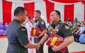 Wakil Panglima (Wapang) TNI Jenderal Tandyo Budi Revita memberikan penghargaan kepada Kolonel Muhammad Benrieyadin.