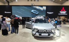 Para pengunjung booth Mitsubishi di GIIAS 2026, Jumat (31/7/2026).