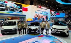Manajemen Astra Daihatsu Motor berfoto dengan penyegaran tiga produk mobil Daihatsu yang dihadirkan di GIIAS 2026, ICE BSD City, Tangerang, Jumat (31/7/2026).