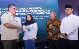 Pimpinan Baznas RI bersama Menteri Ketenagakerjaan Yassierli (kiri) menghadiri peluncuran Program Pelatihan dan Penempatan Kerja Penyandang Disabilitas di Boyolali, Jawa Tengah. 