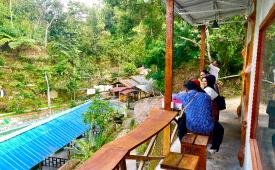 Pengunjung menikmati suasana Kafe Takoma di Desa Wisata Sait Buttu Saribu, Kabupaten Simalungun, Sumatera Utara.