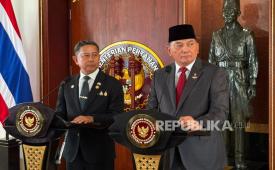 Menhan RI Sjafrie Sjamsoeddin dan Menhan Thailand Letjen Adul Boonthumjaroen di depan Gedung Bhinneka Tunggal Ika Kementerian Pertahanan (Kemenhan) RI, Jalan Medan Merdeka Barat, Jakarta Pusat, Selasa (4/8/2026).