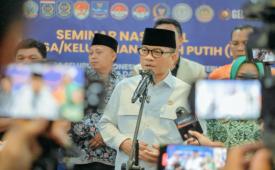 Menteri Desa dan Pembangunan Daerah Tertinggal (Mendes PDT) Yandri Susanto  memberikan keterangan usai seminar di Makassar, Sulawesi Selatan.
