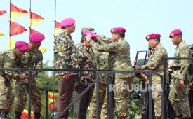 Menteri Pertahanan (Menhan) RI dan Wakil Panglima (Wapang) TNI Jenderal Tandyo Budi Revita mendapat penganugerahan sebagai Warga Kehormatan Korps Marinir TNI AL.
