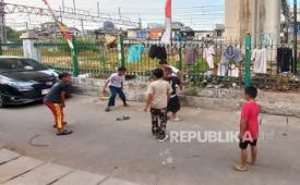 Anak-anak bermain sepakbola di Jalan Menteng Jaya, RW 08, Kelurahan Menteng, Kecamatan Menteng, Jakarta Pusat, Kamis (6/8/2026) sore. Anak-anak itu terpaksa bermain di jalan karena keterbatasan ruang bermain di kawasan padat penduduk tersebut. 