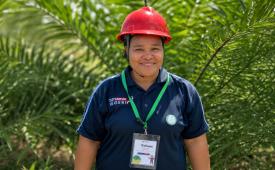     TAP Untuk Negeri melatih petani sawit, termasuk perempuan, melalui Program PERKASA di Kabupaten Berau, Kalimantan Timur.