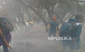 Petugas memadamkan kebakaran di Alun-Alun Barat Surya Kencana kawasan Taman Nasional Gunung Gede Pangrango, Kabupaten Bogor, Jawa Barat.