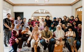 Dama Kara Foundation bersama para peserta dan pendamping dalam kegiatan pemberdayaan penyandang disabilitas melalui seni dan kreativitas.