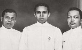 Abdullah Basa Bandaro bersama dua kawannya. Semasa hidupnya, Inyiak Basa Bandaro atau Angku Basa adalah saudagar sukses di Pasar Gadang Padang, juga dikenang sebagai penggerak nasionalisme. 