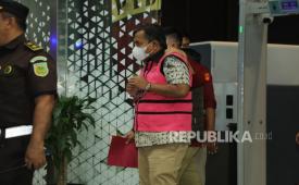 Penyidik Jaksa Agung Muda Tindak Pidana Khusus Kejaksaan Agung menggelandang tersangka kasus  korupsi transfer pricing komoditas ekspor, Rabu (12/8/2026).