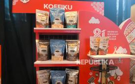 Booth salah satu UMKM binaan Pertamina yang bergerak di bidang kopi (Koffiku). Produk kopi asal Surabaya itu turut meramaikan Pertamina SMEXPO merah putih, sebuah pameran tahunan yang menjadi wadah bagi UMKM binaan untuk memperkenalkan dan memasarkan produk unggulannya ke masyarakat luas.  