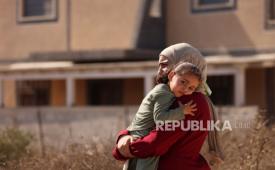 Refqa Hassan, seorang warga Palestina, menyaksikan para pemukim Israel mengepung rumah keluarganya selama empat hari berturut-turut di kota Qusra, sebelah selatan Nablus, pada 12 Agustus 2026.