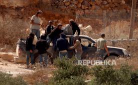 Para pemukim Israel mengepung sebuah rumah warga Palestina selama empat hari berturut-turut di kota Qusra, sebelah selatan Nablus, pada 12 Agustus 2026.