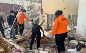 Personel Kantor SAR Maumere mengevakuasi korban bangunan roboh akibat guncangan gempa bumi bermagnitudo 7,7 di Mbay, Nagekeo, Nusa Tenggara Timur, Sabtu (15/8/2026)