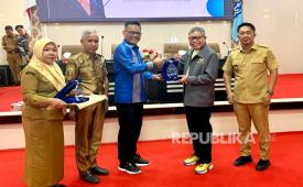 Anggota Komisi II DPR RI Dr HM Taufan Pawe mendorong layanan jemput bola terkait administrasi kependudukan.