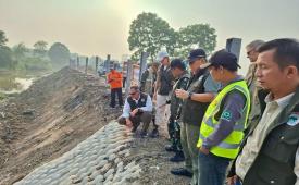 Tim gabungan meninjau progres pembangunan sarana dan prasarana di kawasan Taman Nasional Way Kambas (TNWK), Lampung Timur, Sabtu (15/8/2026). 