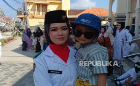 Santriwati berusia 15 tahun asal Pondok Pesantren Tsamratul Afkar, Pulau Bawean, Kabupaten Gresik, Jawa Timur, Shofiya Kartika terpilih menjadi anggota Paskibraka yang mewakili Madrasah Aliyah (MA) Darussalam Daun, Sangkapura, Senin (17/8/2026).