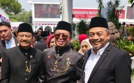 Pendakwah KH Bachtiar Nasir bersama Menteri Agraria dan Tata Ruang Nusron Wahid dan Menteri Sosial Saifullah Yusuf menghadiri upacara kemerdekaan RI di Istana Negara Jakarta