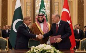 Presiden Turki Recep Tayyip Erdogan berjabat tangan dengan Perdana Menteri Pakistan Shehbaz Sharif, disaksikan oleh Putra Mahkota Arab Saudi Mohammed bin Salman, di Makkah, Arab Saudi, pada 7 Agustus 2026 .