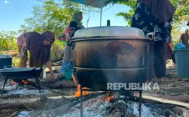 Warga bergotong royong memasak di dapur umum, Dusun Ronting Desa Satarkampas, Kecamatan Lambaleda Utara, Manggarai Timur, NTT, Senin (17/8/2026).