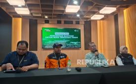 Manager Public Relations Dompet Dhuafa Taufan Yusuf Nugroho, Kepala Disaster Management Center (DMC) Dompet Dhuafa Shofa Qudus, Ketua Yayasan Dompet Dhuafa Ahmad Juwaini, dan General Manager Divisi Kesehatan Dompet Dhuafa dr. Yeni Purnamasari (kiri ke kanan) di Sasana Budaya Gedung Filantropi Dompet Dhuafa Saat Press Conference Respons Bencana dan Pemberangkatan Bantuan Logistik untuk Penyintas Bencana Gempa di NTT, Selasa (18/8/2026) 