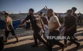 Warga Palestina mengevakuasi jenazah setelah serangan udara Israel di pelabuhan Gaza dekat pantai di Kota Gaza, 18 Agustus 2026. Kementerian Kesehatan di Gaza menyatakan bahwa setidaknya enam warga Palestina tewas dan sejumlah lainnya terluka dalam serangan udara Israel di wilayah barat Kota Gaza.
