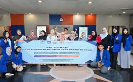 Tim PKM Universitas Esa Unggul menggelar pelatihan digitalisasi data vaksin berbasis Extended e-iANC di Jakarta Barat.