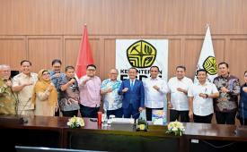 Menteri ESDM Bahlil Lahadalia bersama Gubernur Sulawesi Tengah Anwar Hafid beserta jajaran