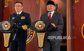 Menhan RI Sjafrie Sjamsoeddin dan Menhan China Laksamana Dong Jun di Gedung Bhinneka Tunggal Ika Kementerian Pertahanan, Jakarta Pusat, Jumat (21/8/2028).