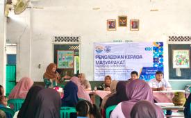 Dosen Universitas Yatsi Madani memberikan pelatihan kepada Kelompok RISDANA dalam pengembangan pengelolaan usaha ayam dan ikan untuk memperkuat ekonomi keluarga di Kelurahan Kutajaya, Kabupaten Tangerang.