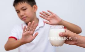 Seorang anak menolak minum susu (ilustrasi). Studi yang dipublikasikan dalam British Journal of Nutrition pada 2016 menunjukkan sekitar delapan dari 10 anak Indonesia usia 4-12 tahun memiliki asupan EPA dan DHA di bawah tingkat minimum yang direkomendasikan FAO/WHO.