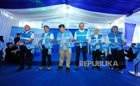 Peresmian Green Energy Ecosystem Technopark (GEET) Pulau Rengit ditandai dengan pengguntingan pita. Dari kiri: GM PLN Puslitbang Mochamad Soleh; Direktur Energi Baru Kementerian ESDM Senda Hurmuzan Kanam; Gubernur Kepulauan Bangka Belitung Hidayat Arsani; Direktur Teknologi, Engineering, dan Keberlanjutan PLN Edwin Nugraha Putra; Anggota Dewan Energi Nasional Sripeni Inten Cahyani; dan GM PLN UIW Bangka Belitung Ira Savitri.