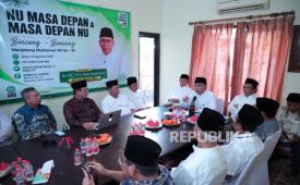 Ketua Umum Pengurus Besar Nahdlatul Ulama (PBNU) KH Yahya Cholil Staquf atau Gus Yahya (tengah) dalam acara Bincang-Bincang Menjelang Muktamar Ke-35 NU: NU Masa Depan dan Masa Depan NU di Yayasan Talibuana Nusantara, Pancoran, Jakarta Selatan, Senin (24/8/2026). Ia menyoroti sejumlah tantangan yang dihadapi NU dalam menentukan arah masa depan.