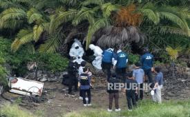Penyelidik memeriksa lokasi kejadian di perkebunan pohon palem di Jeju, pulau terbesar Korea Selatan, 24 Agustus 2026, di mana mayat seorang wanita yang hilang, Jang Mi-ran, ditemukan. Penemuan Jang yang berusia 37 tahun terjadi di tengah pencarian intensif terhadap orang hilang yang dilakukan terlambat karena seorang petugas polisi di sana menutup kasus tersebut sebelum waktunya, jika tidak secara ilegal, yang diduga tanpa memastikan keselamatannya.