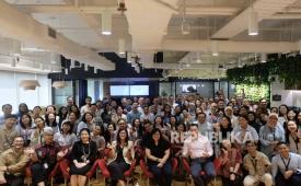 Karyawan JLL Indonesia mengikuti townhall meeting.