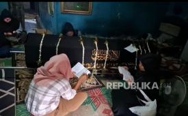 Keluarga mendoakan Bambang Kurniawan yang meninggal dalam kericuhan di Pejompongan pada Jumat (28/8/2026). Bambang diduga meninggal karena dikeroyok massa.