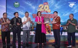 Direktur Utama Garudafood dan Komisaris MBR Hardianto Atmadja memberikan secara simbolis cinderamata kepada CEO Bel Group Cecile Beliot. 