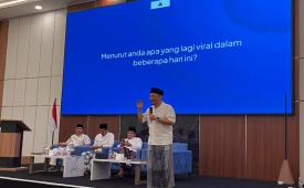 Gus Ipang berbicara dalam sebuah forum.