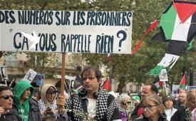 Aktivis membawa layangan saat aksi bela Palestina di Paris, Prancis, Sabtu (1/0/2026).