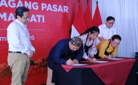Bank Jakarta menggelar akad kredit massal bagi pedagang Pasar Induk Kramat Jati, Jakarta, untuk memperluas akses pembiayaan bagi pelaku usaha mikro, Selasa (1/9/2026).