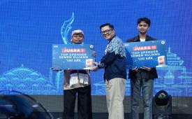 Direktur Sales dan Marketing SIG, Dicky Saelan (tengah) memberikan apreasiasi Top Spender penjualan Semen Kujang terbaik kepada pemilik TB Resna Jaya dalam acara Grand Launching Semen Kujang di Bandung.