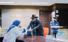 Direktur Utama KB Bank Syariah A Iwan Ch melayani nasabah secara langsung di salah satu kantor layanan KB Bank Syariah, Jakarta, dalam rangka peringatan Hari Pelanggan Nasional 2026.